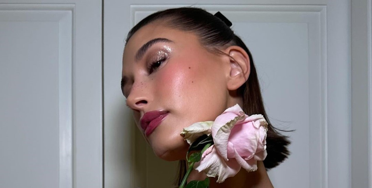 Το “glazed blush” είναι εδώ για να κυριαρχήσει στις φετινές makeup τάσεις