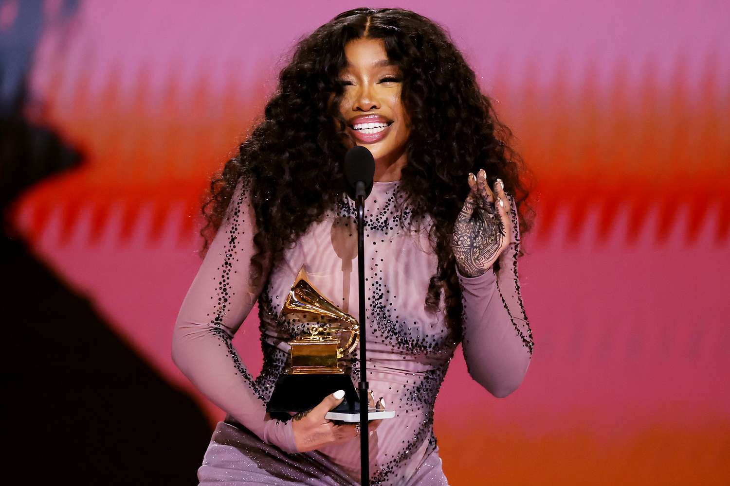 SZA Wins Best R&B Song for “Snooze at the 2024 Grammys